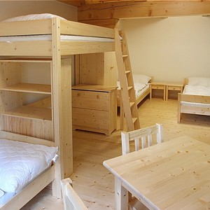 Vybavení ubytovacích pokojů: postele, etážové postele, šatní skříně, skříňky k postelím a etážovým postelím. Vybavení jídelny a recepce: jídelní stoly a židle.
